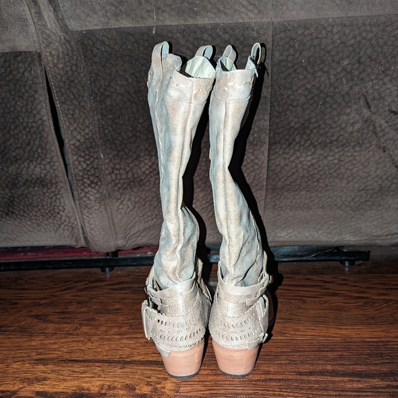 Boots - Picture 6 of 6